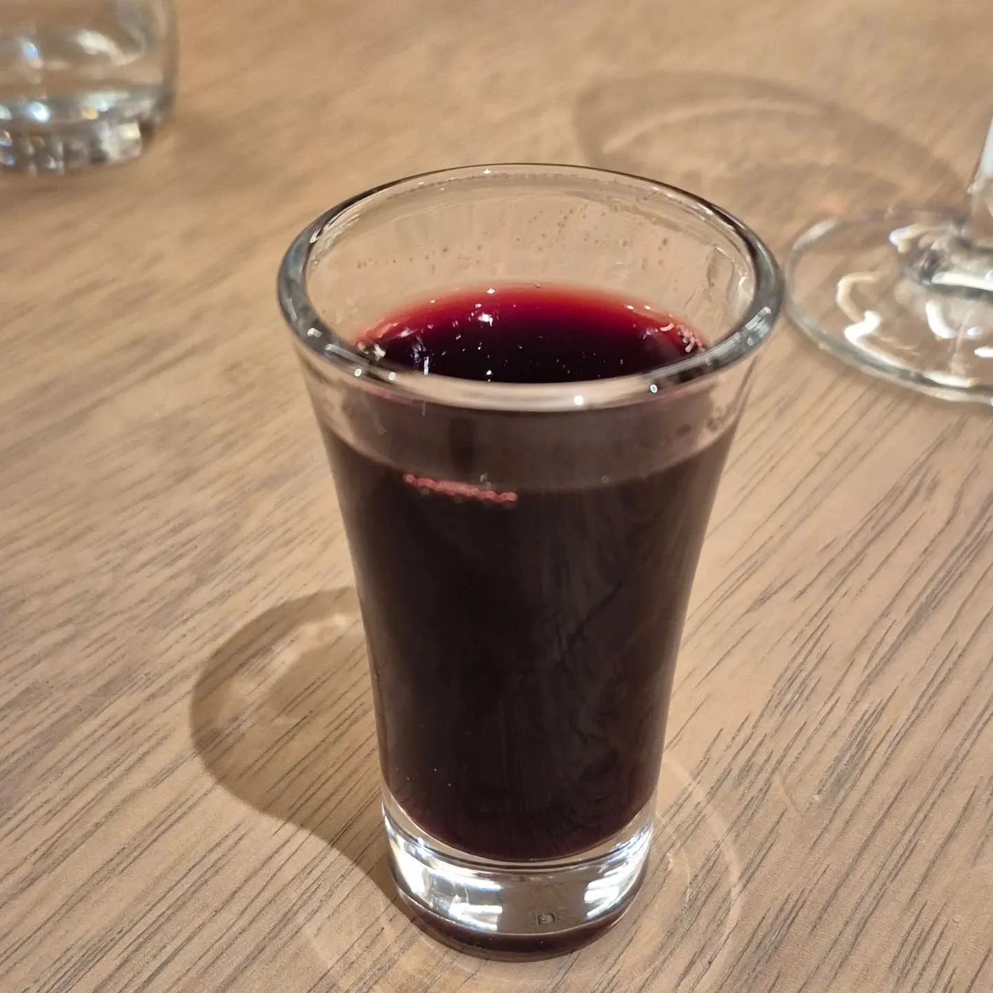 Copo de chicha morada, de cor roxa escura