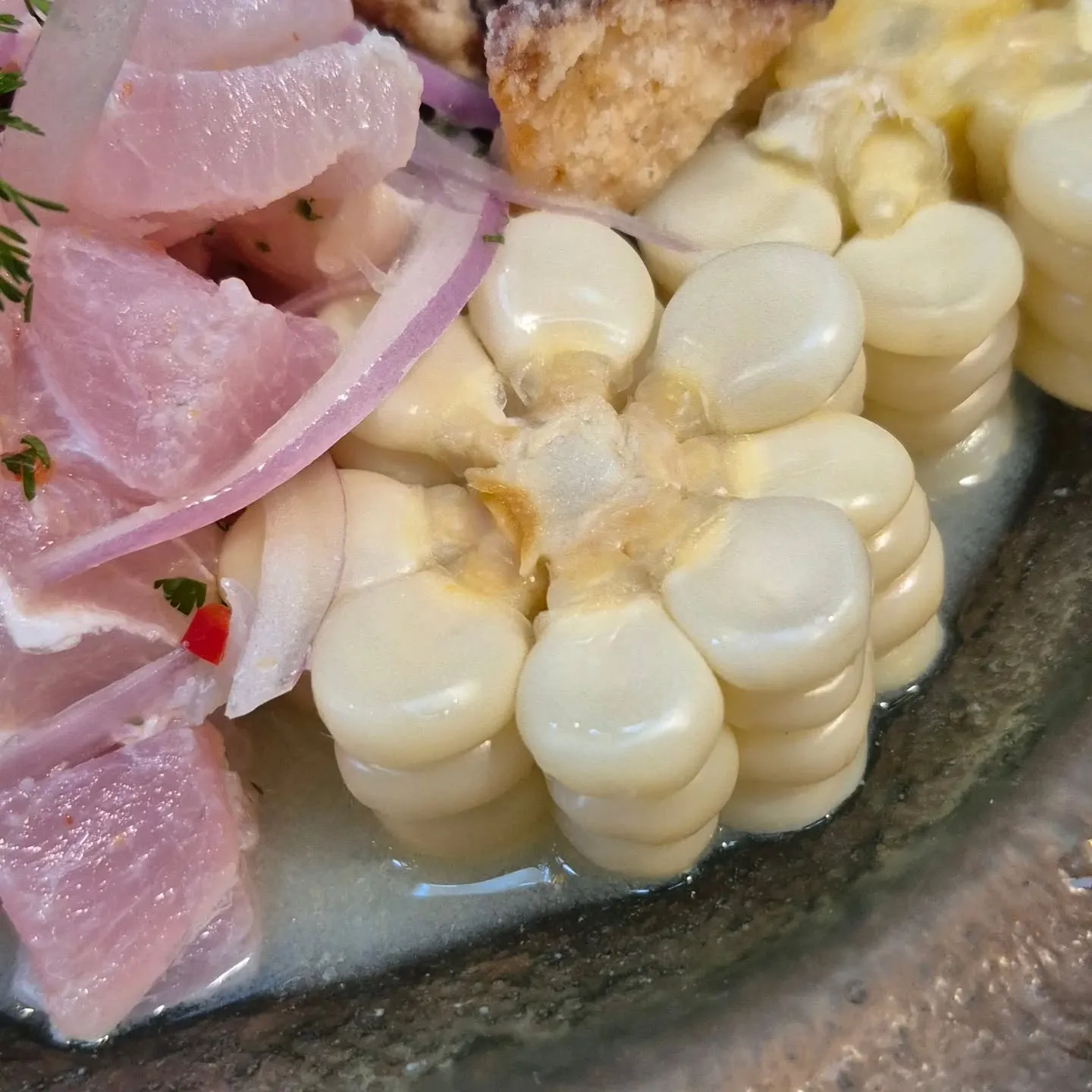 Ceviche em close com o choclo, milho branco de grãos grandes