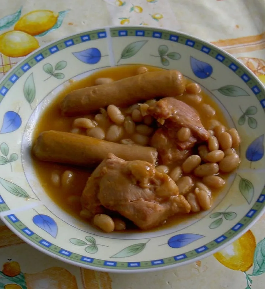 Prato de cassoulet com feijão branco, linguiça e carne de pato
