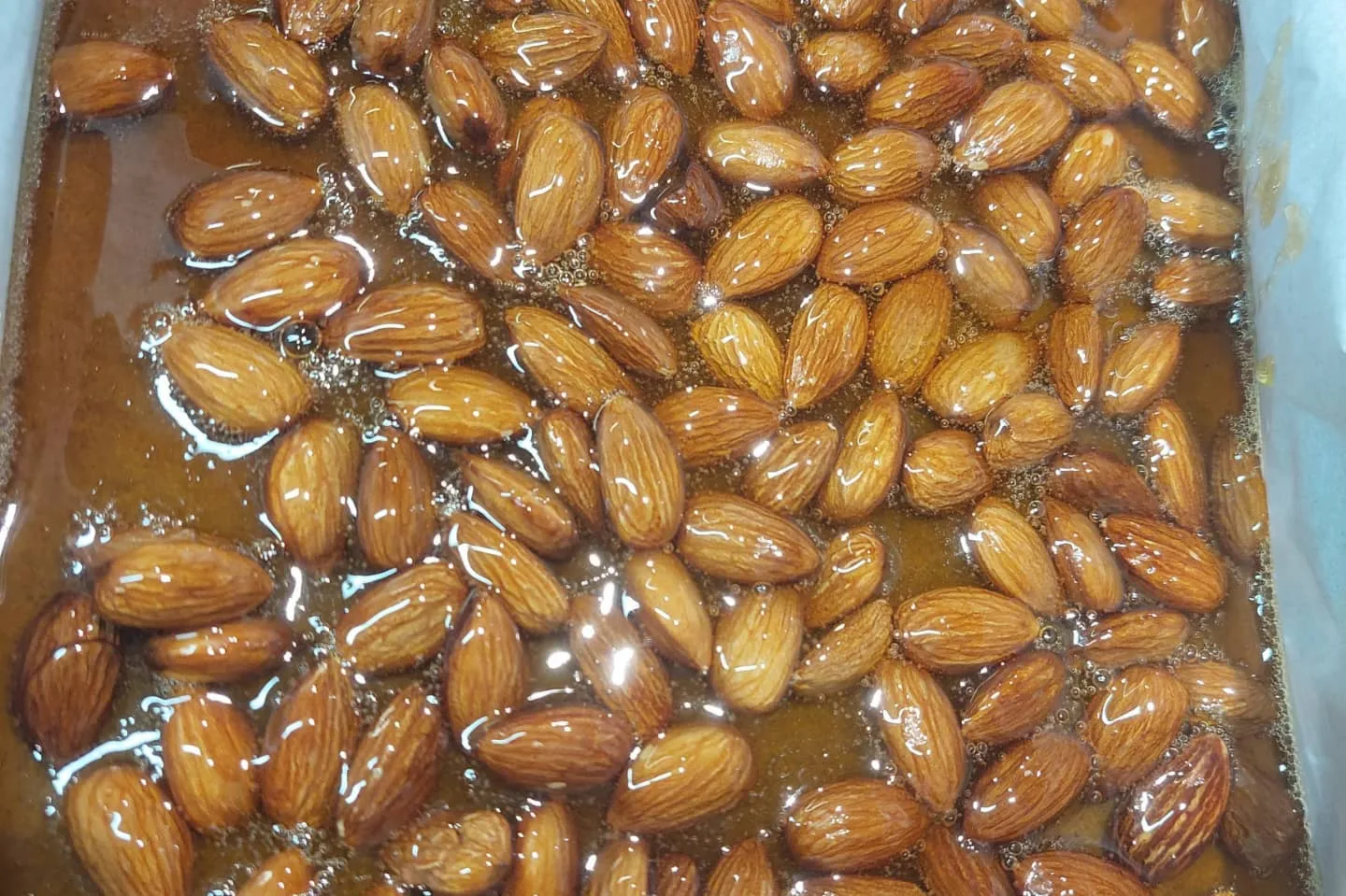 Amêndoas envoltas em calda de caramelo, em close