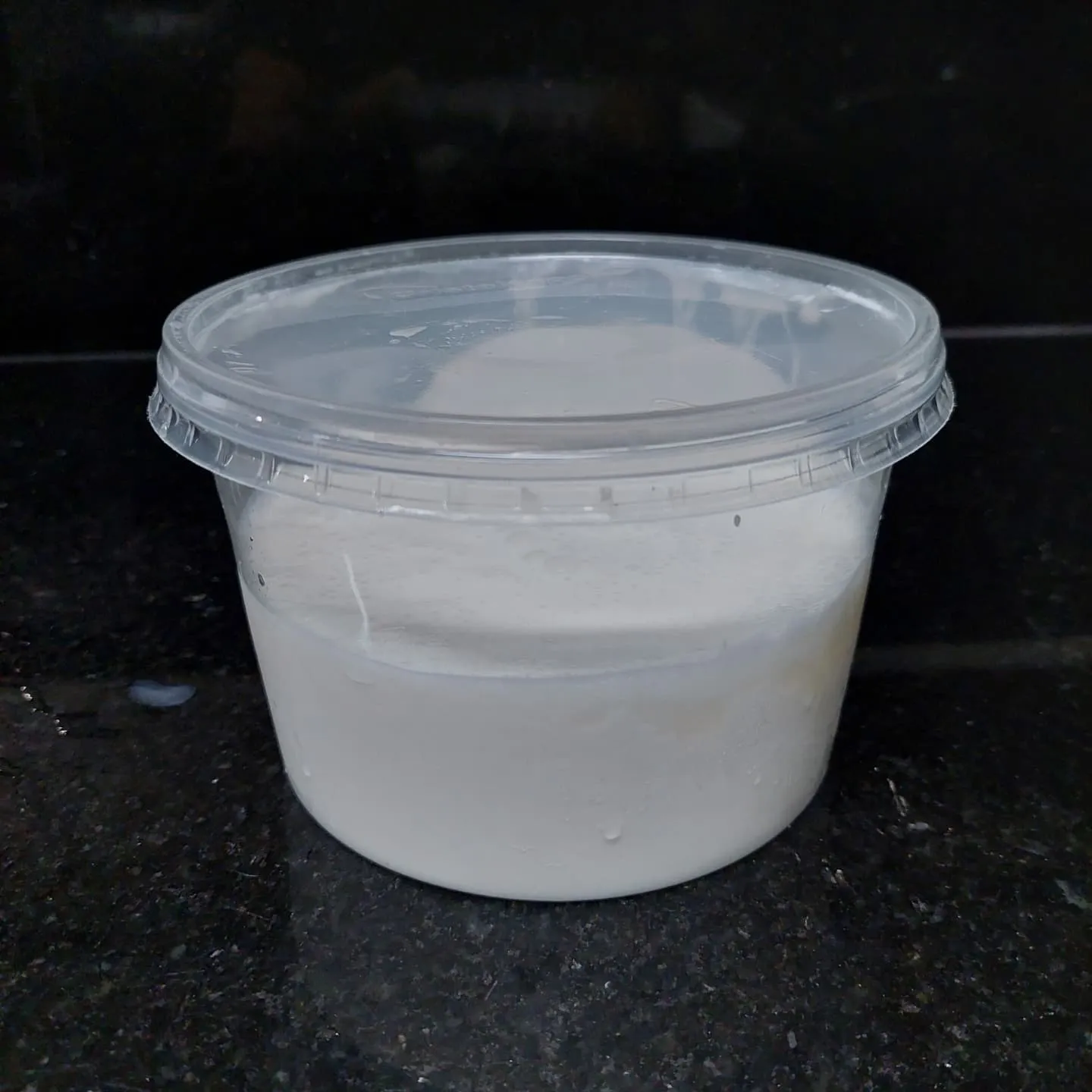 Pote plástico com coalhada de kefir