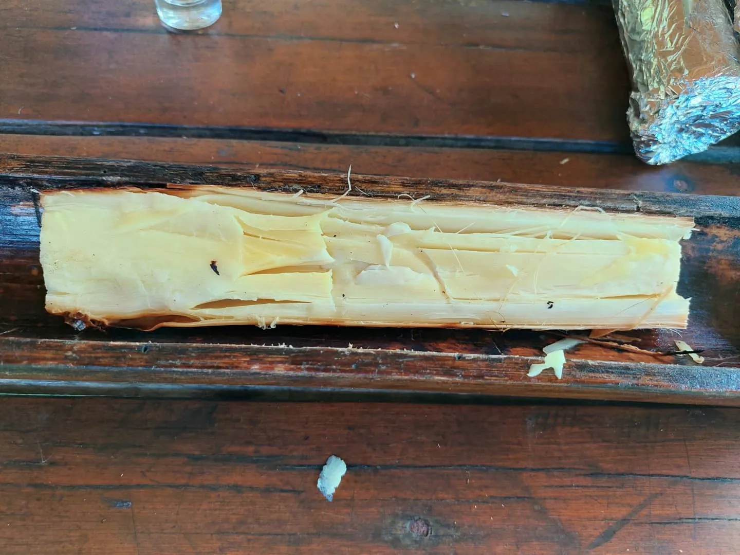 Palmito assado aberto ao meio, com o miolo branco e macio