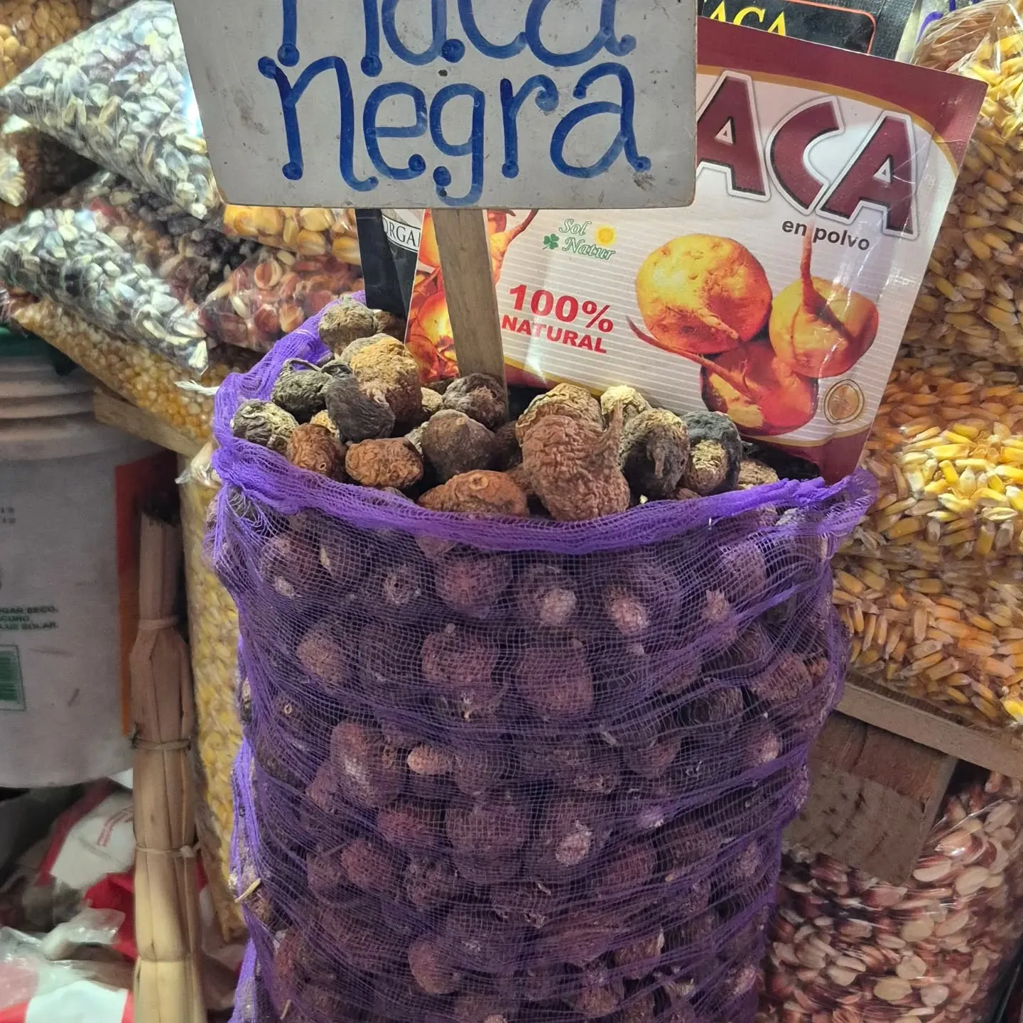 Saco de maca negra à venda numa banca do mercado