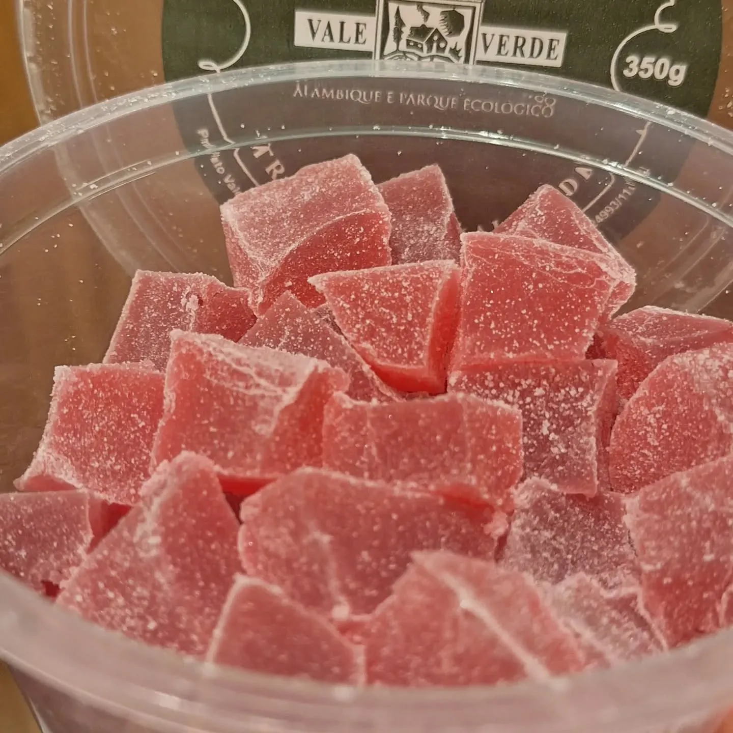 Pote de jujubas de cachaça cor-de-rosa cobertas de açúcar